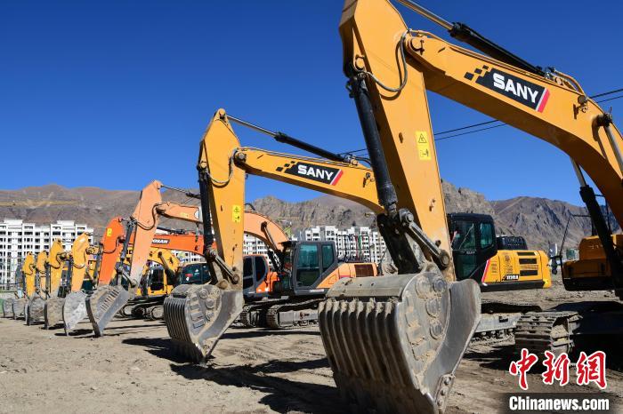 圖為人大附中拉薩學(xué)校開工奠基儀式現(xiàn)場。　貢嘎來松 攝