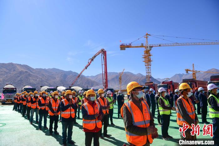 圖為人大附中拉薩學(xué)校開工奠基儀式現(xiàn)場?！∝暩聛硭?攝