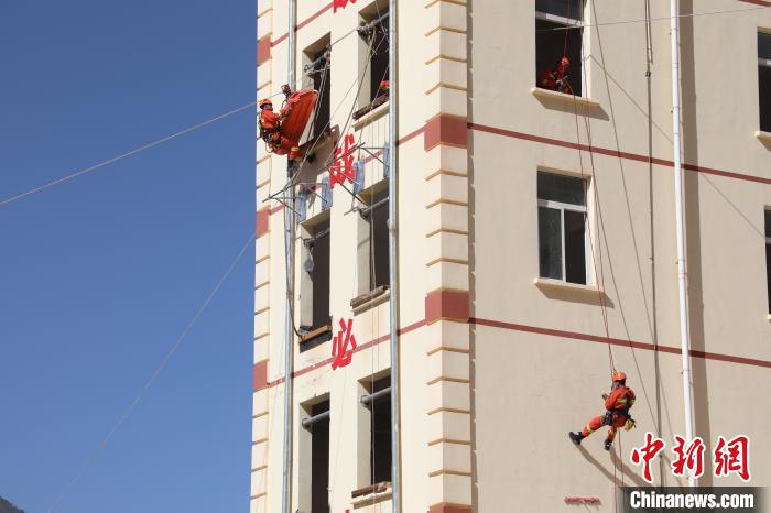 圖為消防指戰(zhàn)員進行繩索救援演練。　朱科熹 攝