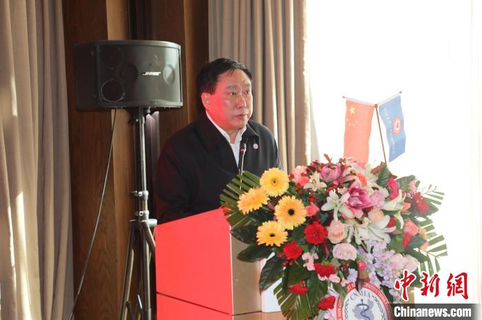 圖為中國非公立醫(yī)療機構(gòu)協(xié)會常務(wù)副會長兼秘書長郝德明致辭?！№n相澤 攝