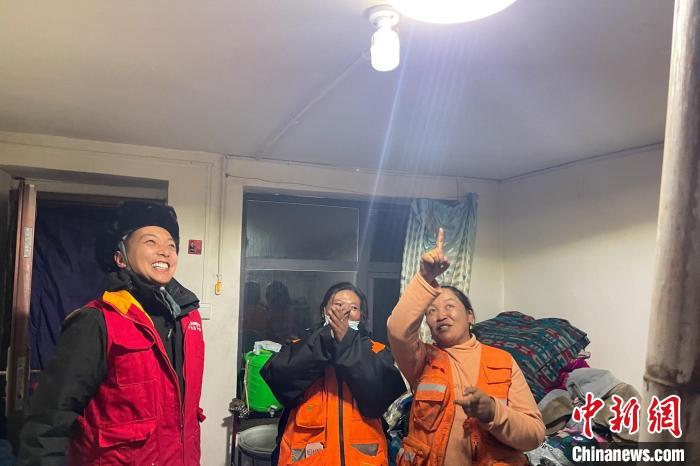 青藏公路109道班接入大網(wǎng)電?！?閆昱翰 　攝