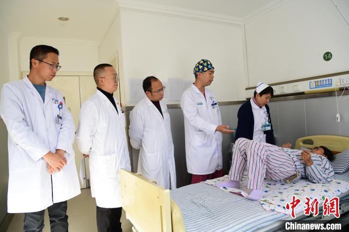 圖為何蔚副主任醫(yī)師(站右二)及團隊術后指導患者進行腰背肌鍛煉。　貢嘎來松 攝