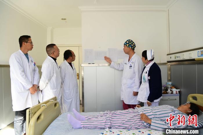 圖為何蔚副主任醫(yī)師(站右二)及團隊術后對患者的肌肉訓練、蛋白飲食等制定了每半日的康復計劃?！∝暩聛硭?攝