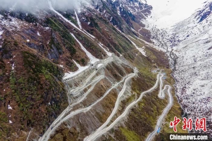 圖為嘎隆拉隧道南段，穿過該隧道后便正式進入了墨脫縣范圍。