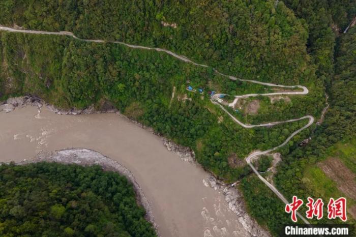 雅魯藏布江一側的墨脫公路。