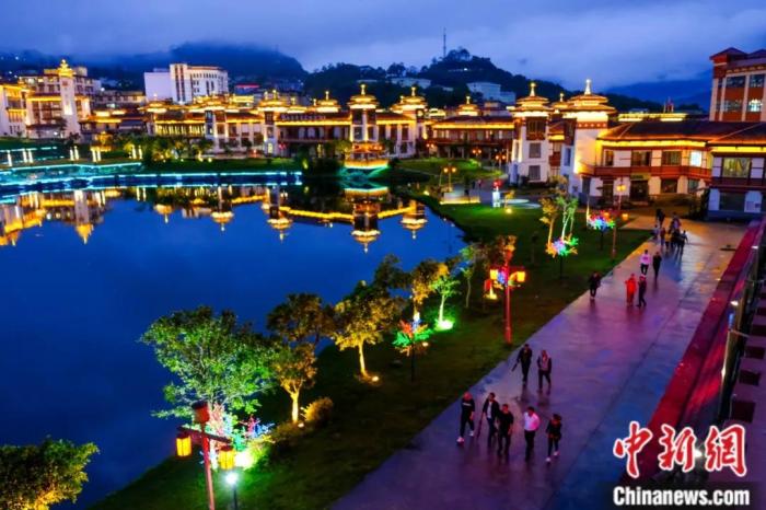 墨脫入夜，華燈初上，昔日“高原孤島”如今日漸繁華。