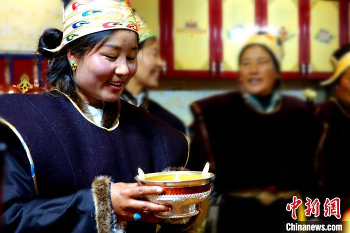 圖為藏族姑娘向客人敬酒。　冉文娟 攝