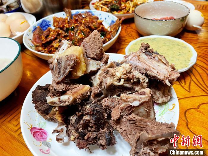 圖為除夕之夜的大餐?！∪轿木?攝