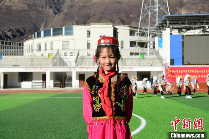 圖為加查縣安繞鎮(zhèn)小學(xué)回族學(xué)生馬萍?！∝暩聛硭?攝