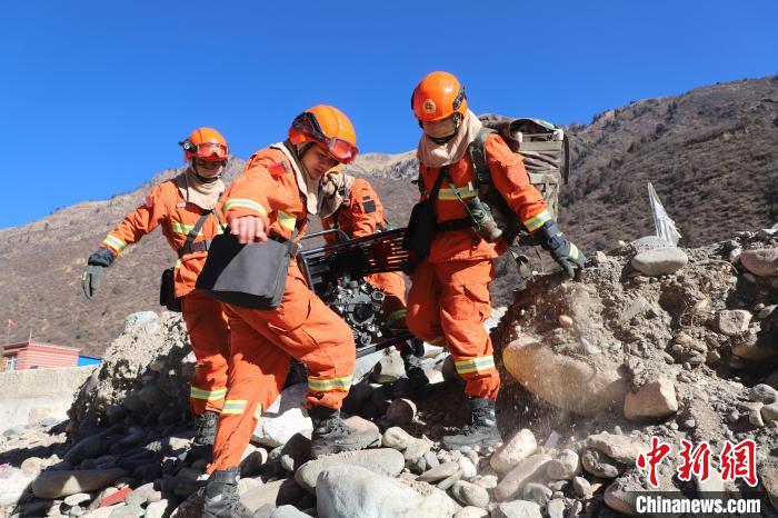 圖為參訓(xùn)消防指戰(zhàn)員密切配合進(jìn)行訓(xùn)練?！〔际猩窒乐ш?duì)江達(dá)縣中隊(duì) 攝