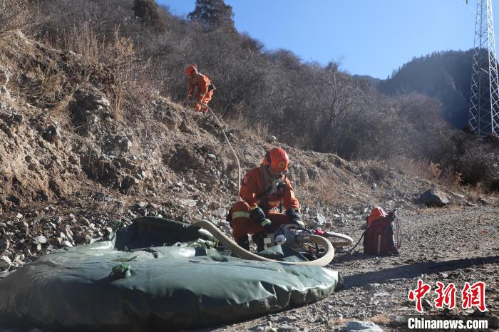 圖為參訓(xùn)消防指戰(zhàn)員架設(shè)蓄水池?！〔际猩窒乐ш?duì)江達(dá)縣中隊(duì) 攝