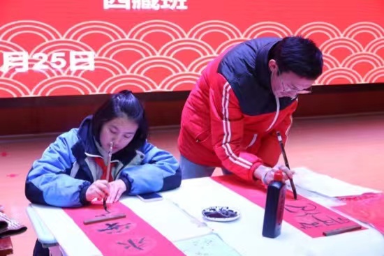 現(xiàn)場書寫春聯(lián)。梁超攝