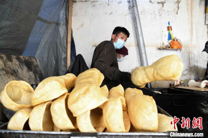 圖為拉薩手藝人制作藏歷新年供品“德卡”?！∝暩聛硭?攝