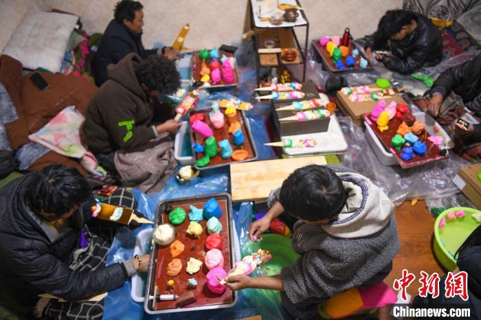 圖為拉薩手藝人制作年貨酥油花?！∝暩聛硭?攝