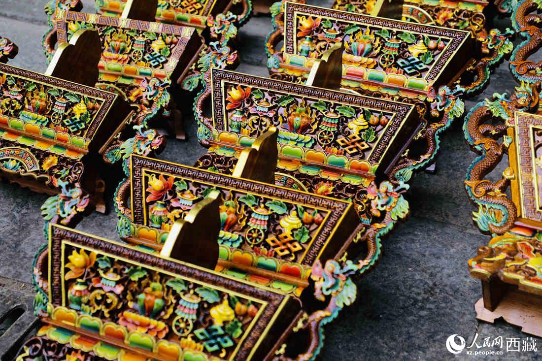 年貨市場(chǎng)上的切瑪盒。（切瑪盒是藏歷新年吉祥物，是在精制斗型木盒中用隔板分開(kāi)，分別盛入炒麥粒和糌粑，插上“仔卓”，象征著人壽年豐、吉祥如意。）人民網(wǎng) 次仁羅布攝