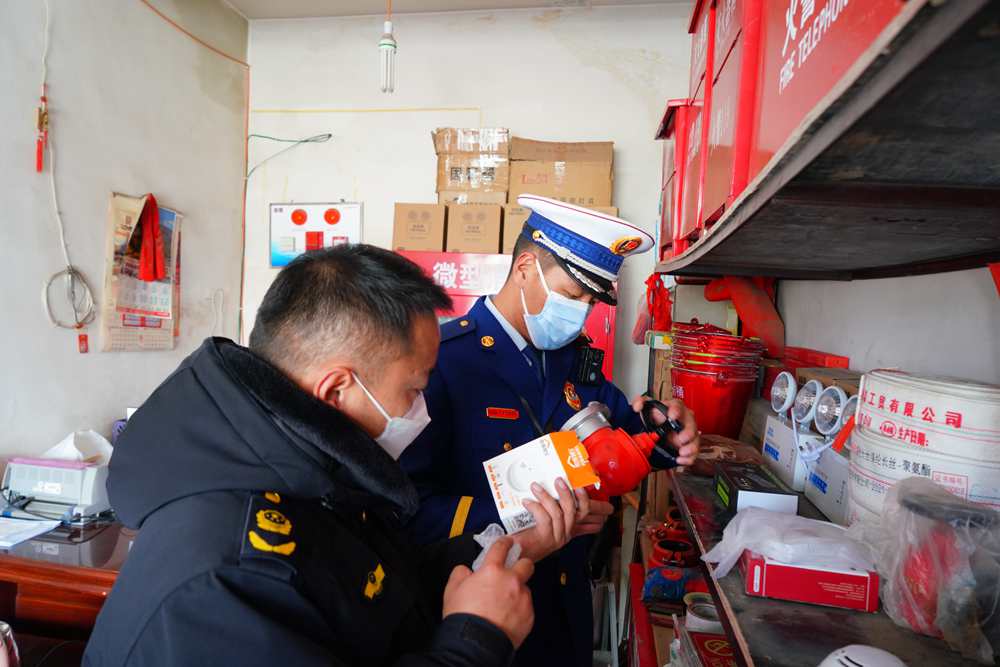 檢查消防器材。圖片由那曲消防提供