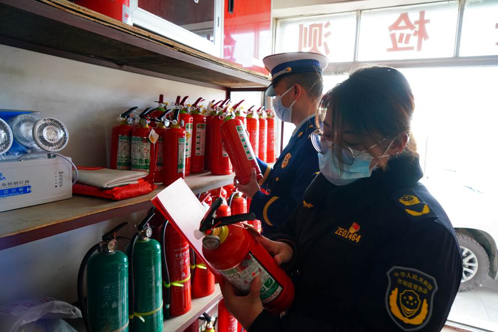 檢查消防器材。圖片由那曲消防提供