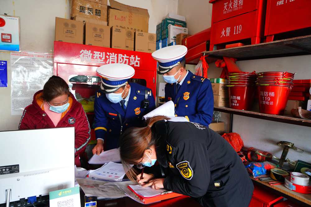 檢查消防器材。圖片由那曲消防提供