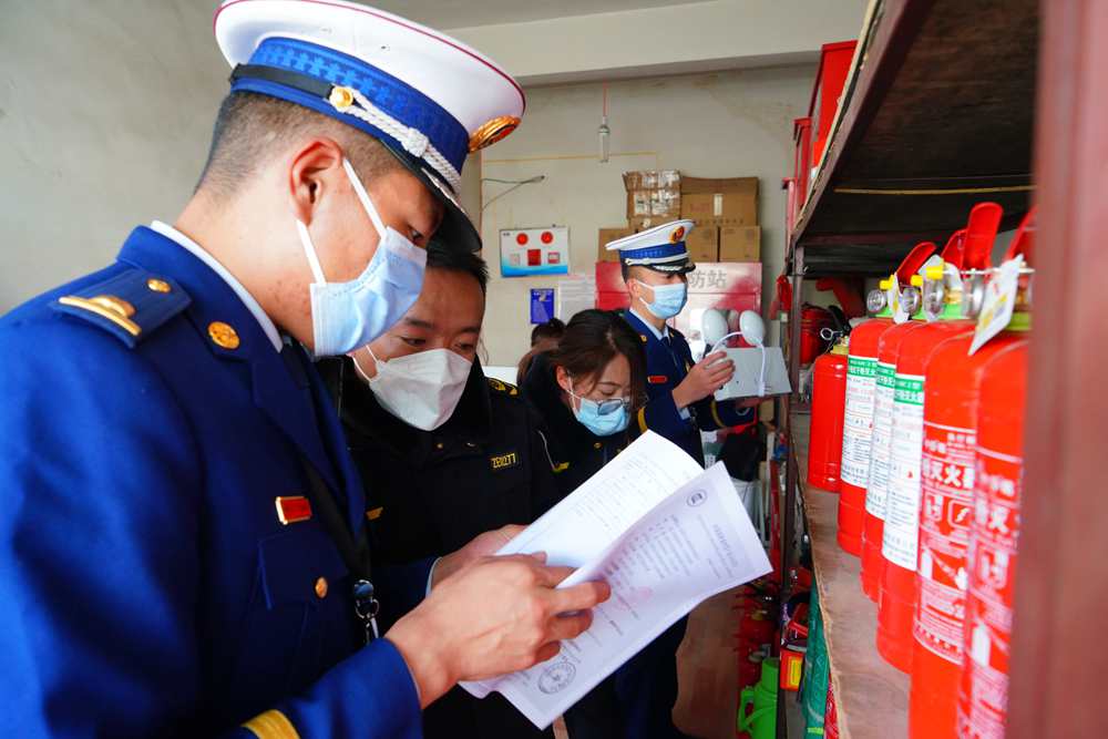 檢查消防器材。圖片由那曲消防提供