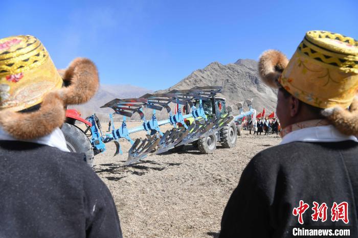 圖為拉薩市曲水縣茶巴朗村春耕儀式現(xiàn)場?！∝暩聛硭?攝