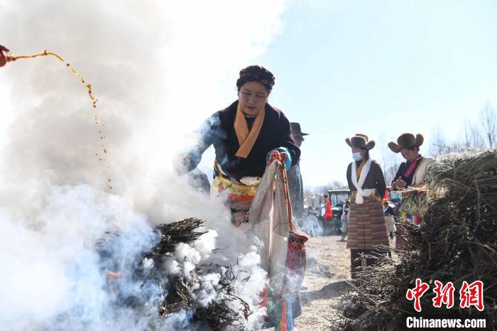 圖為拉薩市曲水縣茶巴朗村村民在春耕儀式前煨桑?！∝暩聛硭?攝