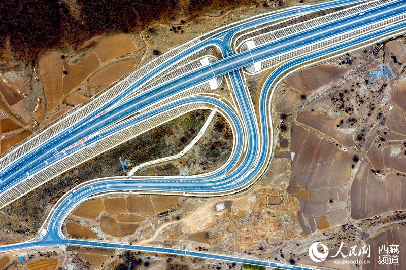 拉林高等級(jí)公路。徐馭堯攝