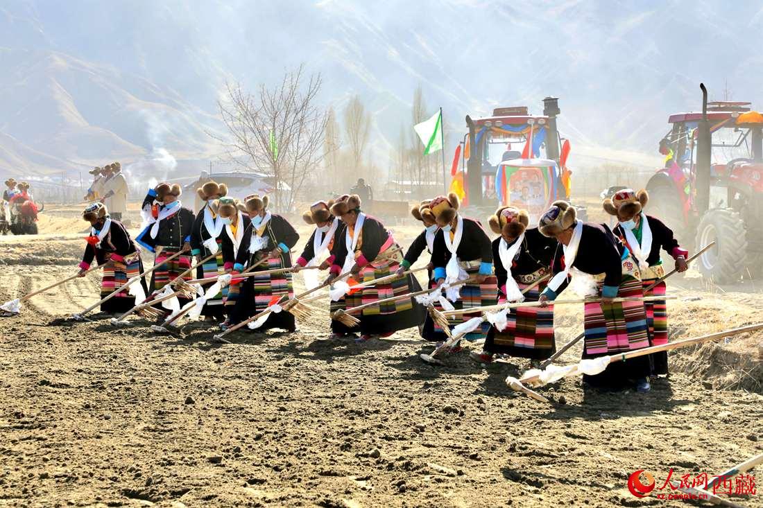 當(dāng)?shù)卮迕裆碇?jié)日盛裝，舉行春耕儀式。人民網(wǎng) 次仁羅布攝
