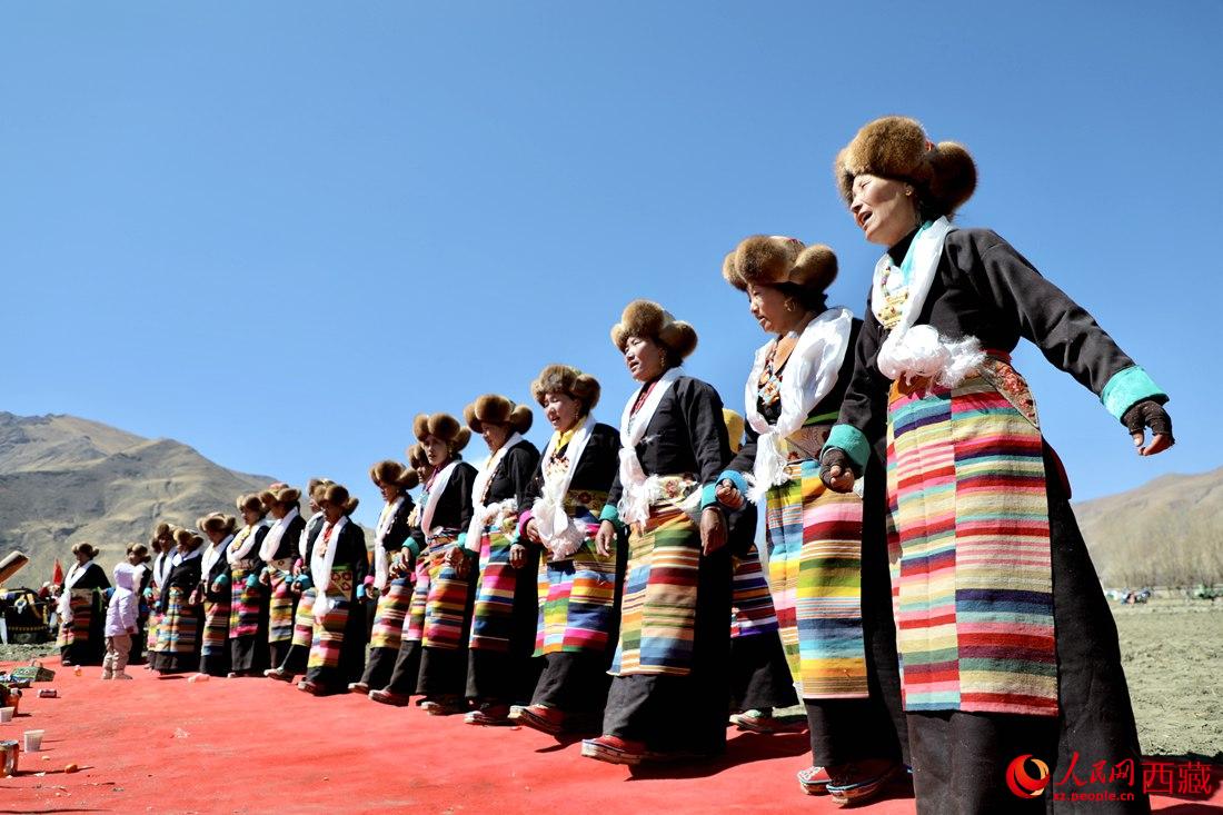 儀式結(jié)束后，農(nóng)田上仍洋溢著喜慶氣氛，村民們邊唱邊跳起了鍋莊舞。人民網(wǎng) 次仁羅布攝