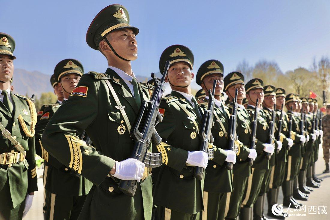 國(guó)旗護(hù)衛(wèi)隊(duì)隊(duì)員。人民網(wǎng)次仁羅布 攝