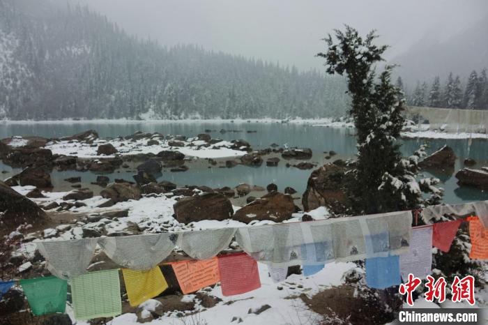然烏湖春雪飄落?！∪轿木?攝