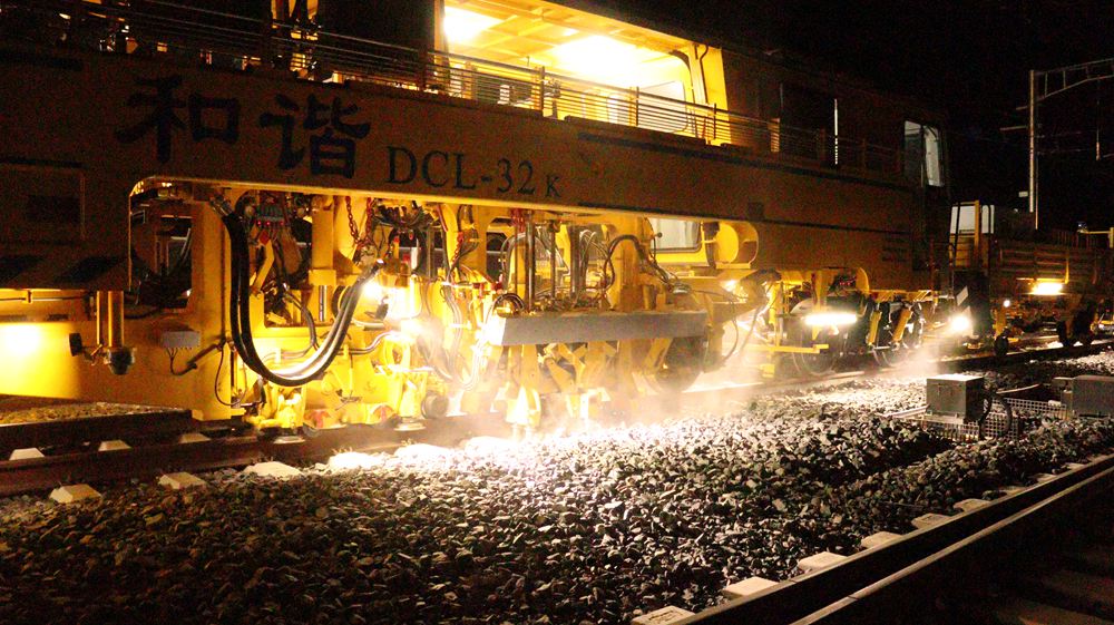 拉林鐵路迎來(lái)“大黃蜂”。祁國(guó)慶攝