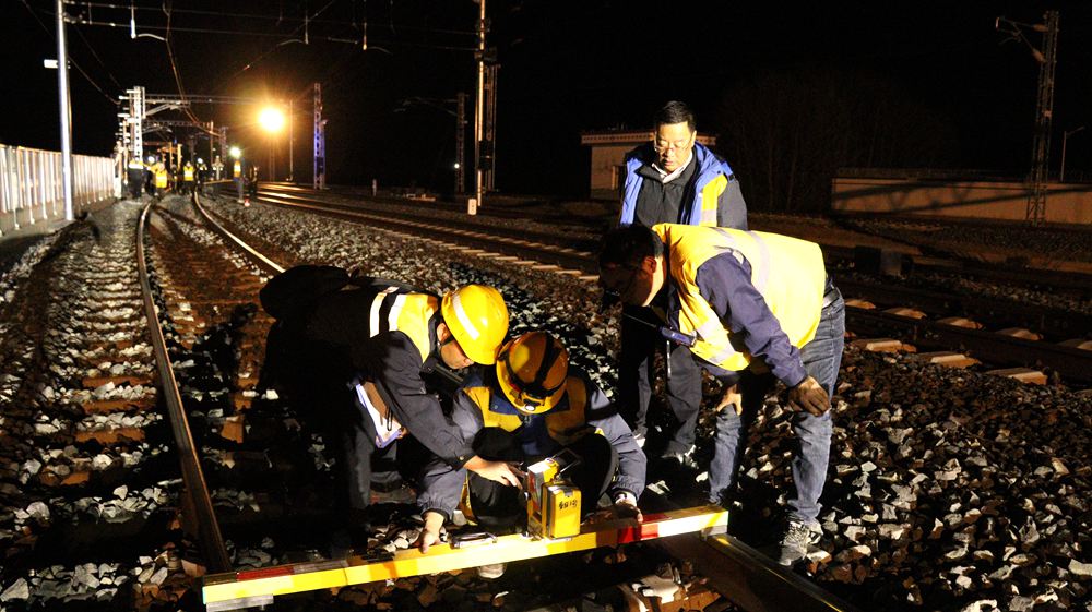 測(cè)量作業(yè)。祁國(guó)慶攝