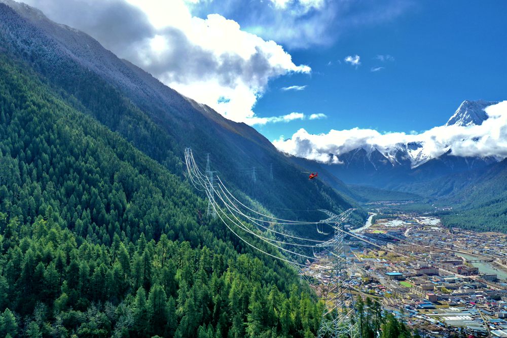 對(duì)波林線進(jìn)行巡視檢查。閆昱翰攝