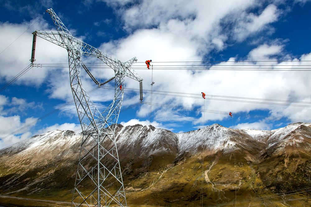 藏中聯(lián)網(wǎng)工程建設(shè)，銀線上的“舞者” 。盧忠東攝