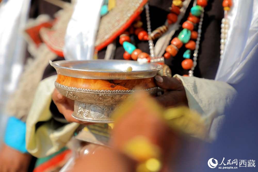 普蘭群眾展示當地特色服飾。人民網 李海霞攝