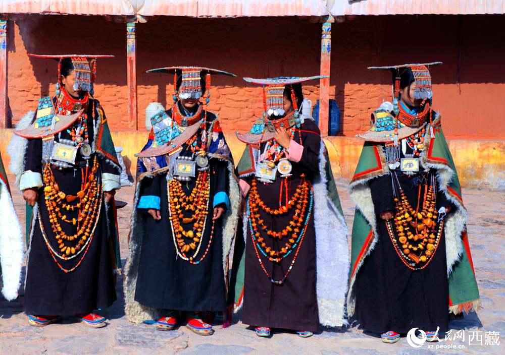 身著特色服飾跳“宣”舞。人民網 李海霞攝