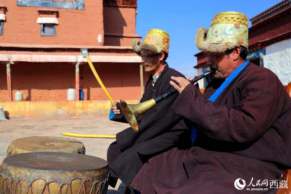 “宣”舞配樂師。人民網 李海霞