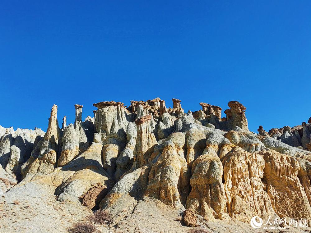 形態(tài)各異的土林。人民網(wǎng) 李海霞攝