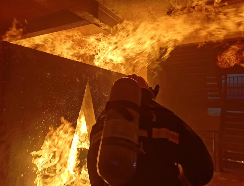 畫(huà)面“燃爆”。