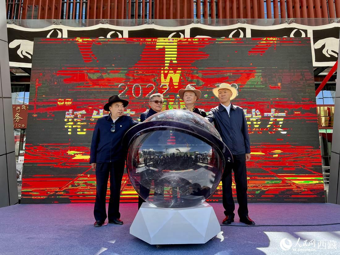 《牦牛革命》《無言的戰(zhàn)友》紅色群雕揭幕儀式。人民網(wǎng) 次仁羅布攝