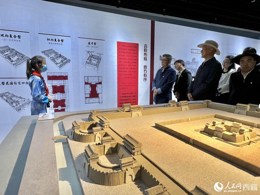 參觀人員認真聆聽講解員的解說。人民網(wǎng) 次仁羅布攝