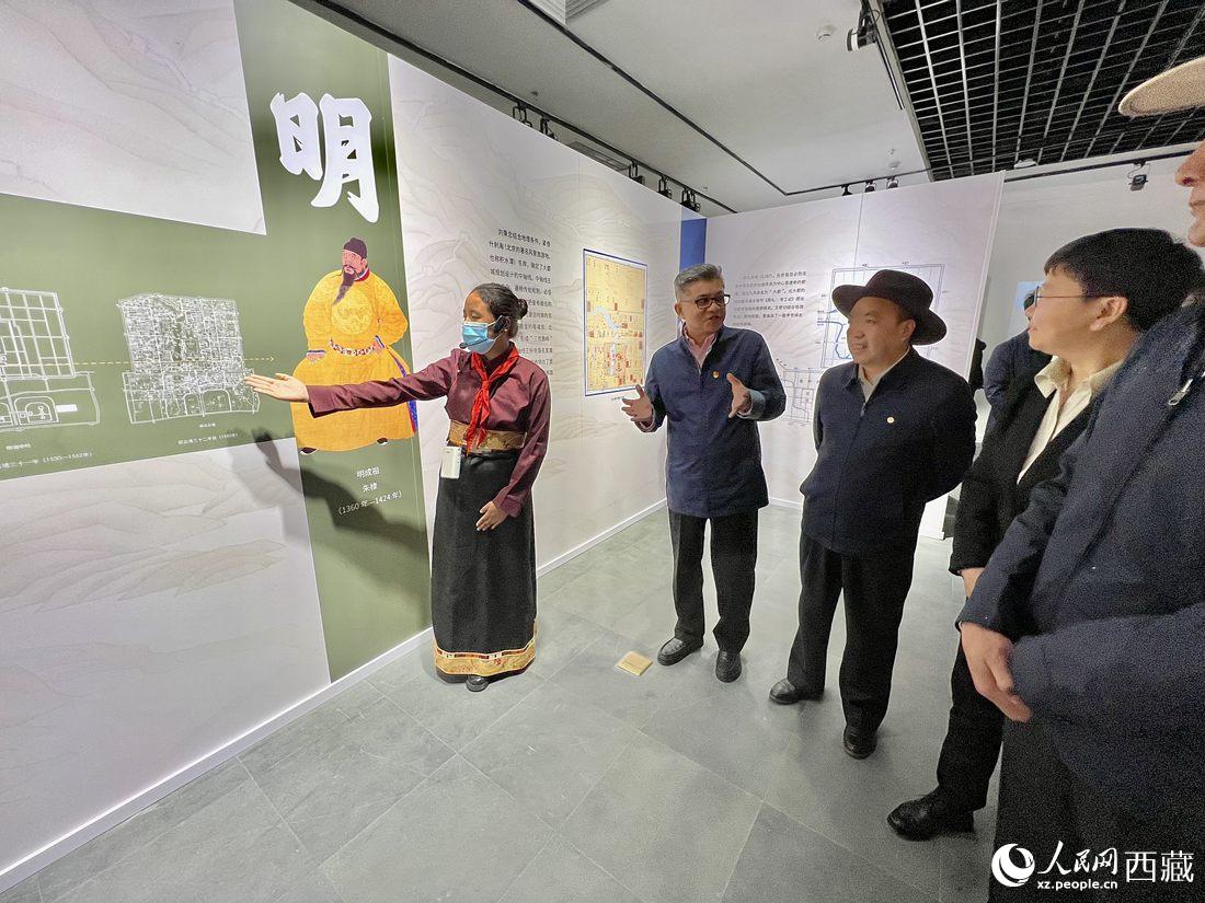 拉薩市北京實驗中學的學生講解員進行講解。人民網(wǎng) 次仁羅布攝