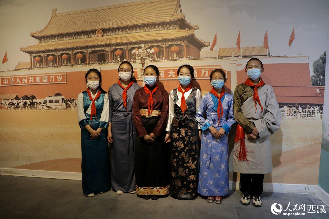 拉薩市北京實驗中學的小講解員們。人民網(wǎng) 次仁羅布攝