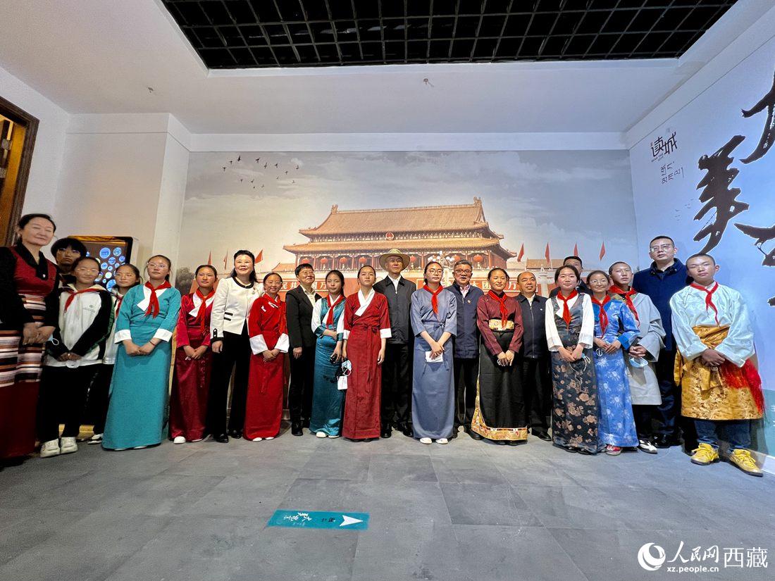 合影留念。人民網(wǎng) 次仁羅布攝