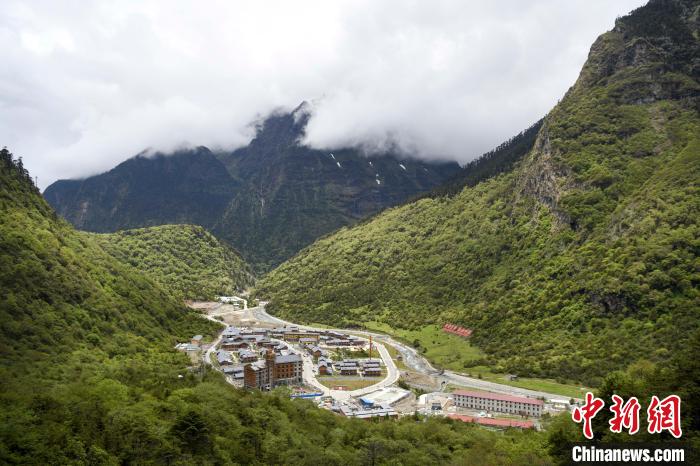 位于山間的玉麥鄉(xiāng)。