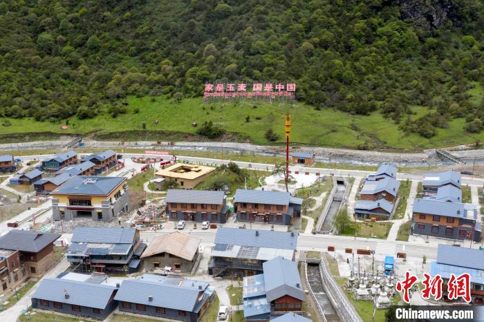 “家是玉麥 國是中國”的大字豎立在玉麥鄉(xiāng)旁的山腳上。　楊華峰 攝