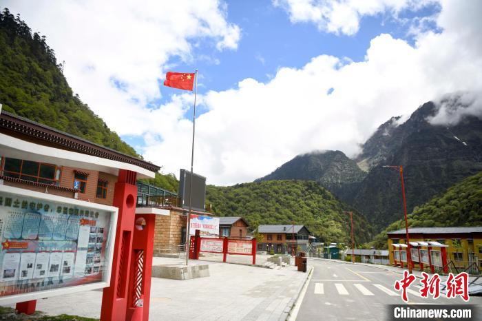 玉麥鄉(xiāng)內(nèi)道路變成了硬化路?！钊A峰 攝