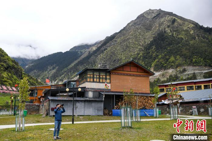 一位攝影愛好者在玉麥鄉(xiāng)拍攝?！钊A峰 攝