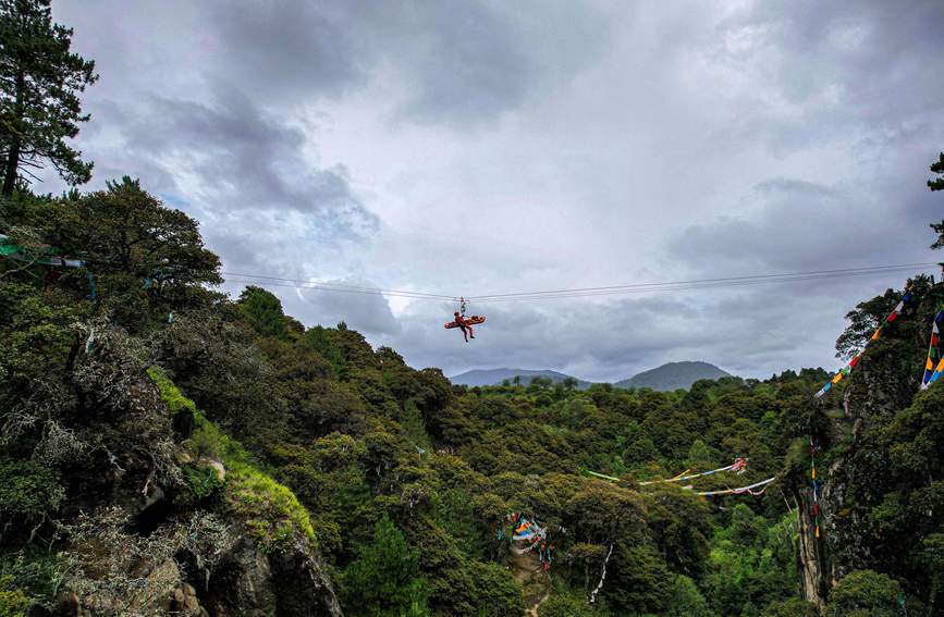 救援實(shí)戰(zhàn)訓(xùn)練中，消防員在云中漫步。西繞拉翁攝