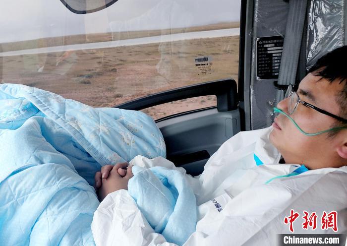 從咸陽開始到拉薩，閆光宇和朋友吃住均不離車?！∴嵟?攝